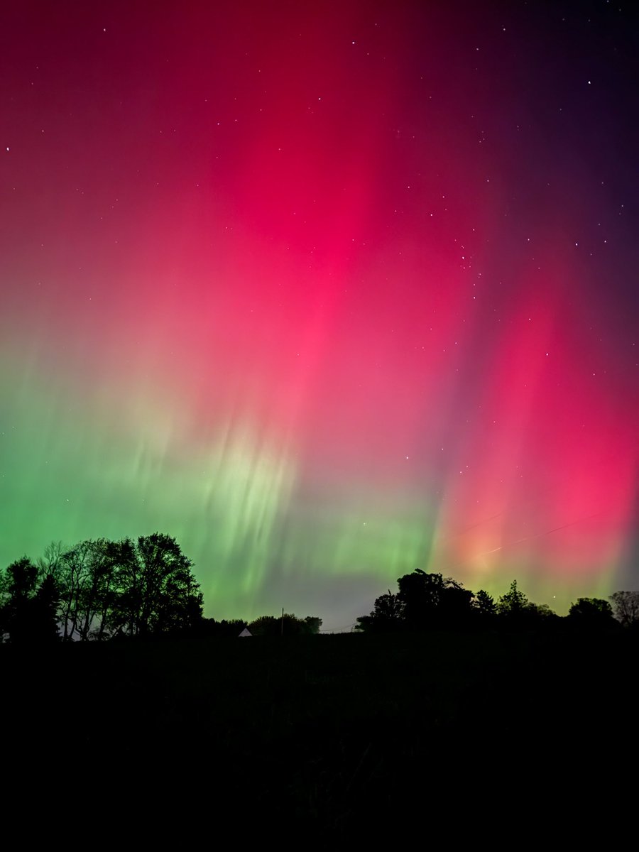 jen_yonally's tweet photo. Quite a show tonight in NE Ohio #northernlights #Auroraborealis https://t.co/GSnh6af7uw