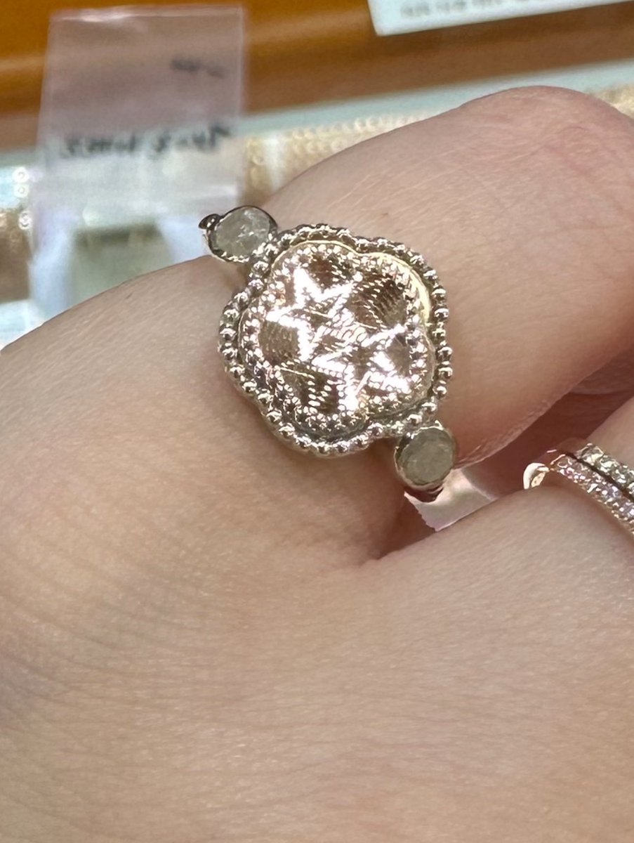 새로 맞춘 애끼반지!! 

원래 하트였는데 별이 더 이뻐서 별로 했어요
사이드 스톤이 반대로 물려져서 다시 공장 들어가야하지만..🥲

그래도 눈으로 먼저 봤으니 
기다리는 수 밖에 없네요

빨리 나왔으면!🙏🏻