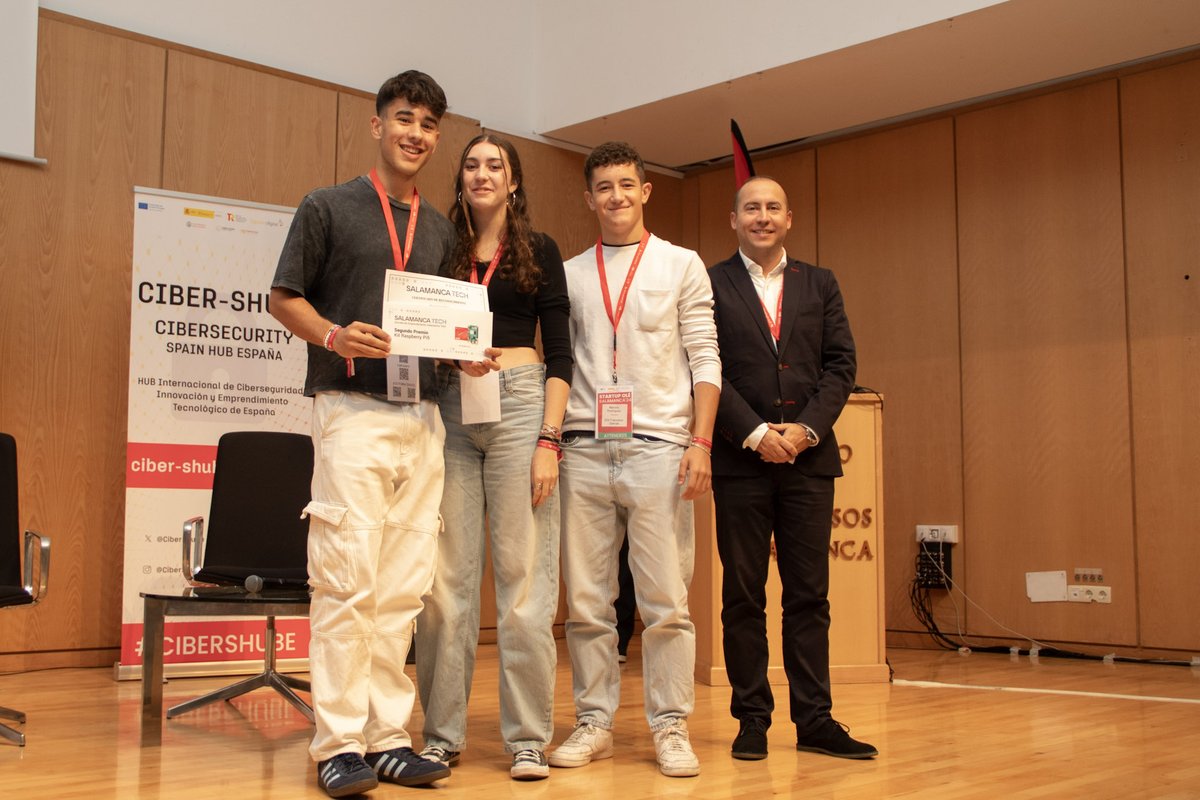 SalinasVoz's tweet photo. Enhorabuena a nuestros alumnos de 2ºBachillerato👏. Primer y segundo premio Escuela de Emprendimiento Salamanca Tech en Starup Olé Salamanca. Con sus propuestas "Yayo Drone" y "Fast Park" @salamancatech @StartupOle @ciudadsaberes #salamanca https://t.co/gFoDs1Seug