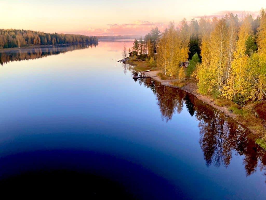 Tuntuu, että koko maailma myrskyää ja kokonaiskuva näyttää harmaalta tänään. Ihan kirjaimellisesti. Käännä silloin katse kaikkiin hyviin asioihin elämässä. Minulle voiman lähde on äärettömän upea luonto ja hetket, jolloin vain nautin ympärillä olevasta kauneudesta. #huomenta