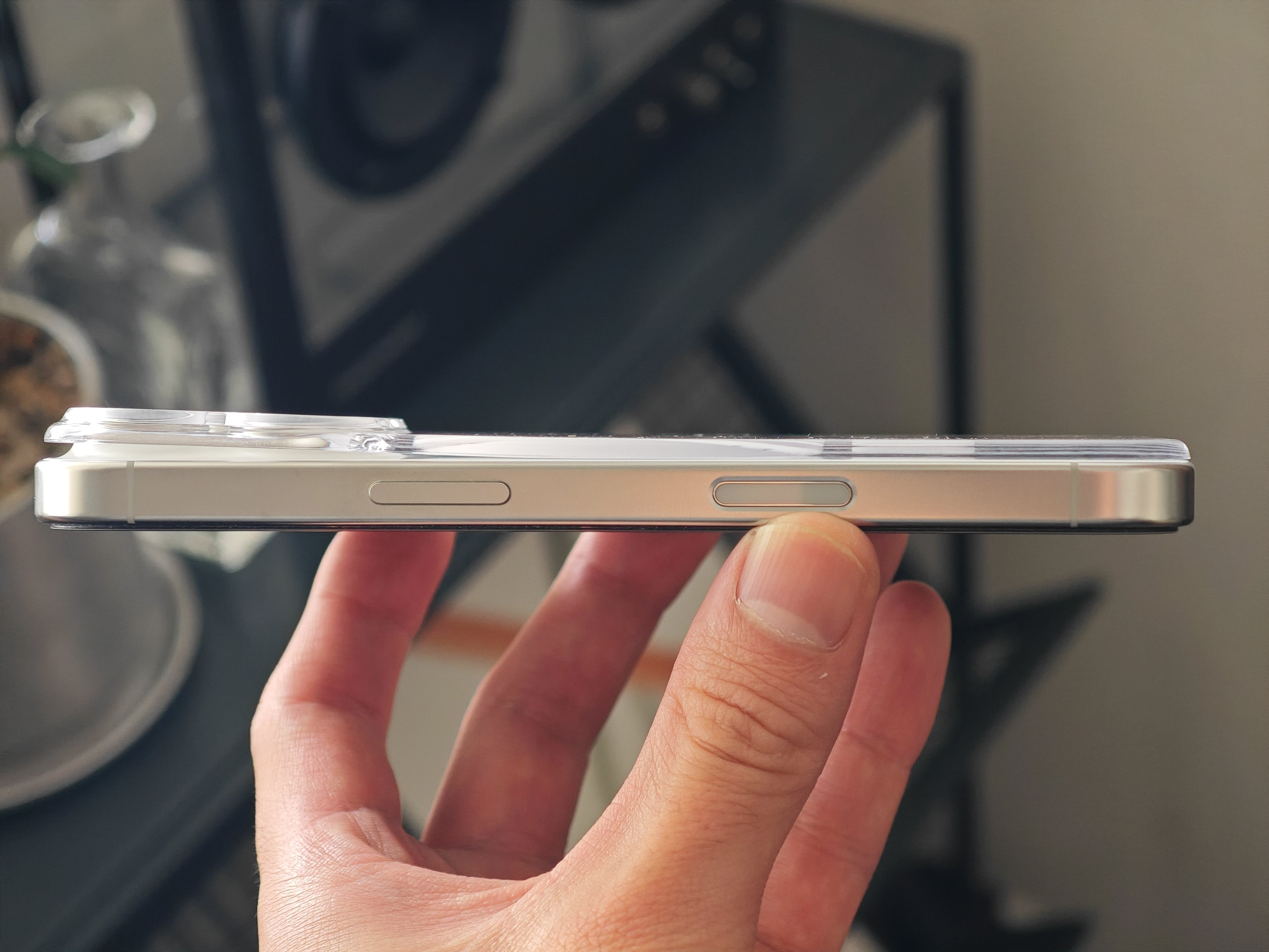 suti iphone16pro 背面カバー iPhoneケース】SUTIのバックパネル型iPhone 16 Pro用ケースが