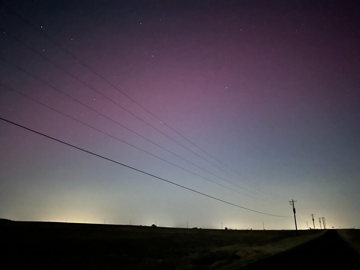 RobinRinTX's tweet photo. Northern lights tonight in Central Texas. https://t.co/L2wpiU0NHl