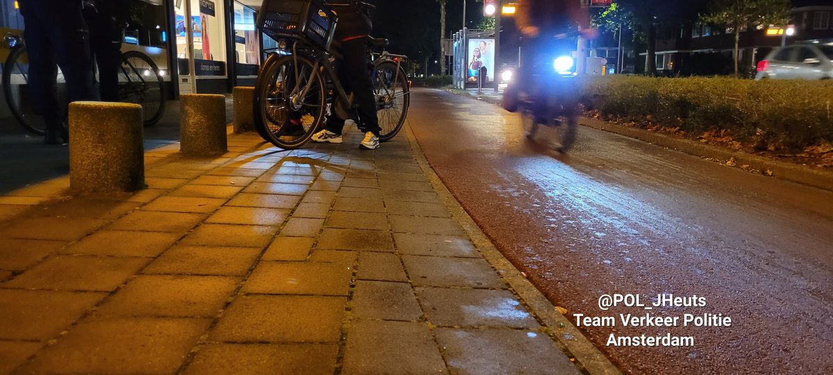 In Amstelveen voerden we gisteravond op diverse locaties korte verkeerscontroles uit.
Ondanks de regen werd er 17 x PV opgemaakt voor;

Fietsen zonder verlichting, defect achterlicht bromfiets, excessieve snelheid, vasthouden mobieltje, negeren rood verkeerslicht en verlopen APK.