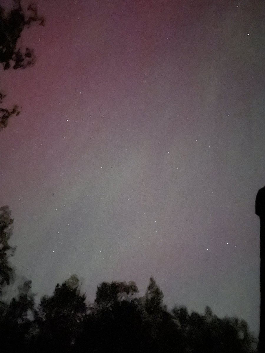 DreadInCascadia's tweet photo. The northern lights are hanging above tonight https://t.co/JoAeu3hY0h
