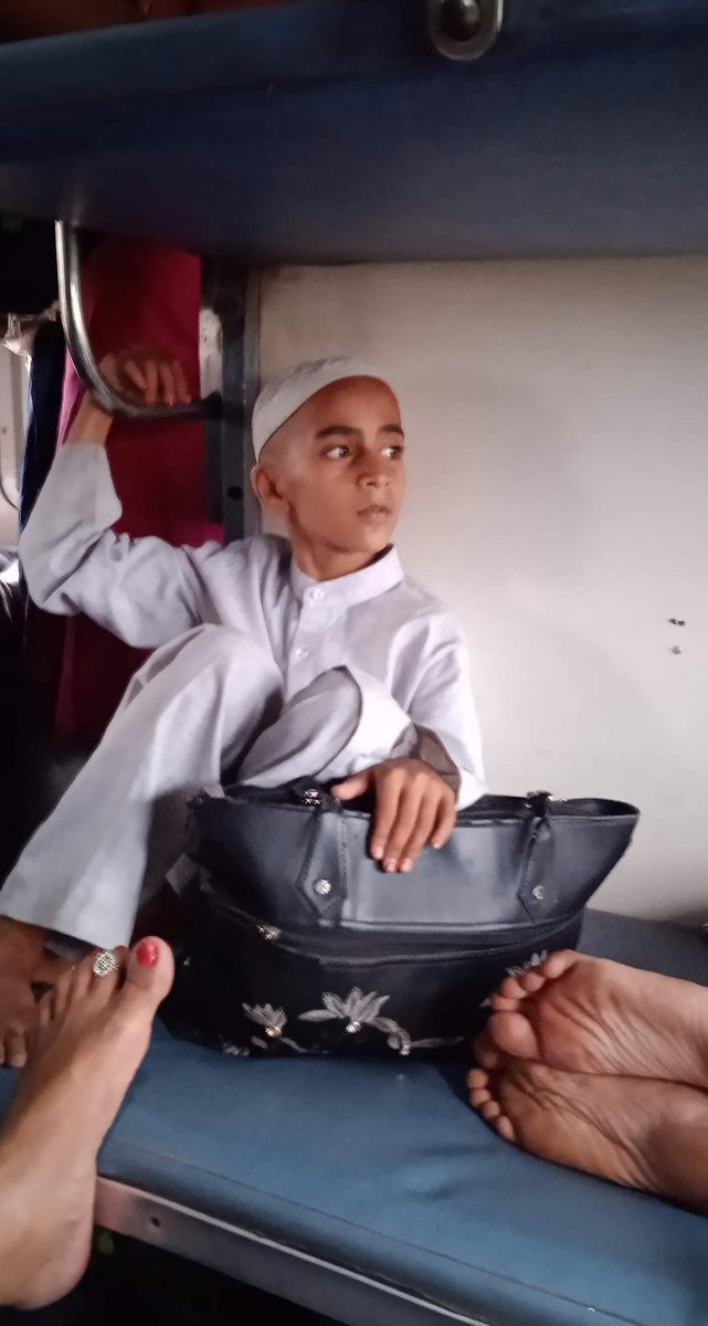 pushkal_dwivedi's tweet image. ट्रेन में अकेले सफर कर रहे बच्चे को देखकर, मुझे मुंशी प्रेमचंद की कहानी &apos;ईदगाह&apos; की याद आ गयी, और ये बच्चा मुझे हमीद की तरह लगने लगा. इसे देखकर मेरे अंदर उत्सुकता बढ़ी और मैंने अकेले सफ़र करने का कारण पूछा, बच्चा हिचकते हुए बोला, खाला के यंहा रहकर पढाई करता हूं, अभी छुट्टी है…