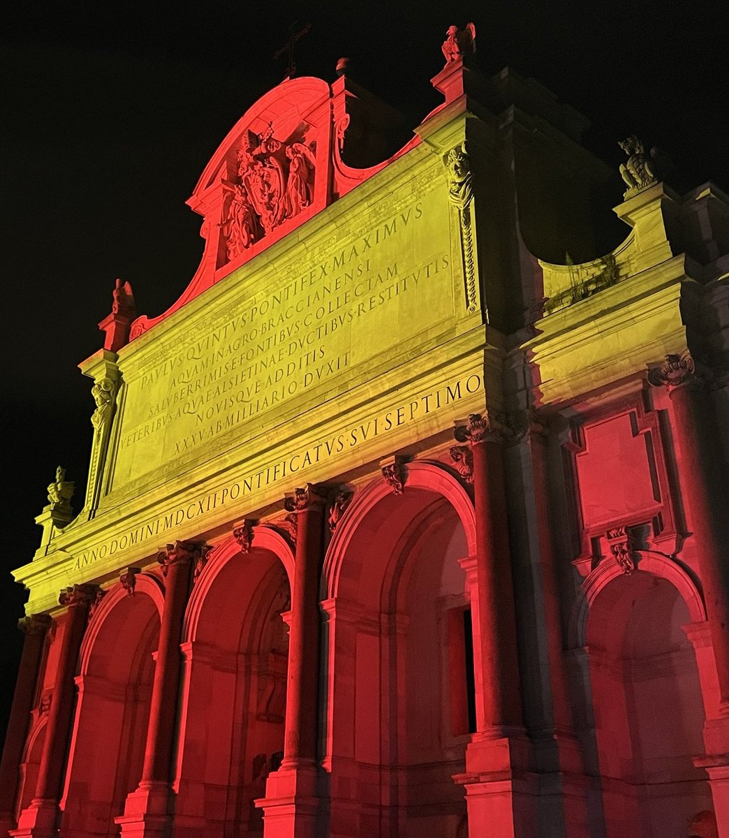 Día de la,Fiesta Nacional  2024 🇪🇸#DFN24 en Roma 🇮🇹.

¡El #Fontanone iluminado con los colores de nuestra bandera!

📸 <a href="/CarlosTC75/">Carlos Tercero</a>