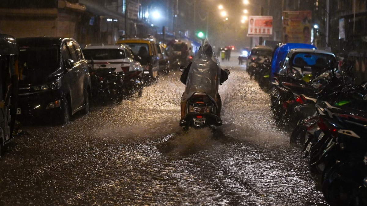 BenefitNews24's tweet image. મુંબઈમાં અચાનક તોફાની પવન સાથે તૂટી પડ્યો વરસાદ, રસ્તા થયા જળમગ્ન, નવરાત્રી મજા બગડી
#MumbaiRain #Rainfall #Stormwind #Navaratri #IMD #WeatherUpdate