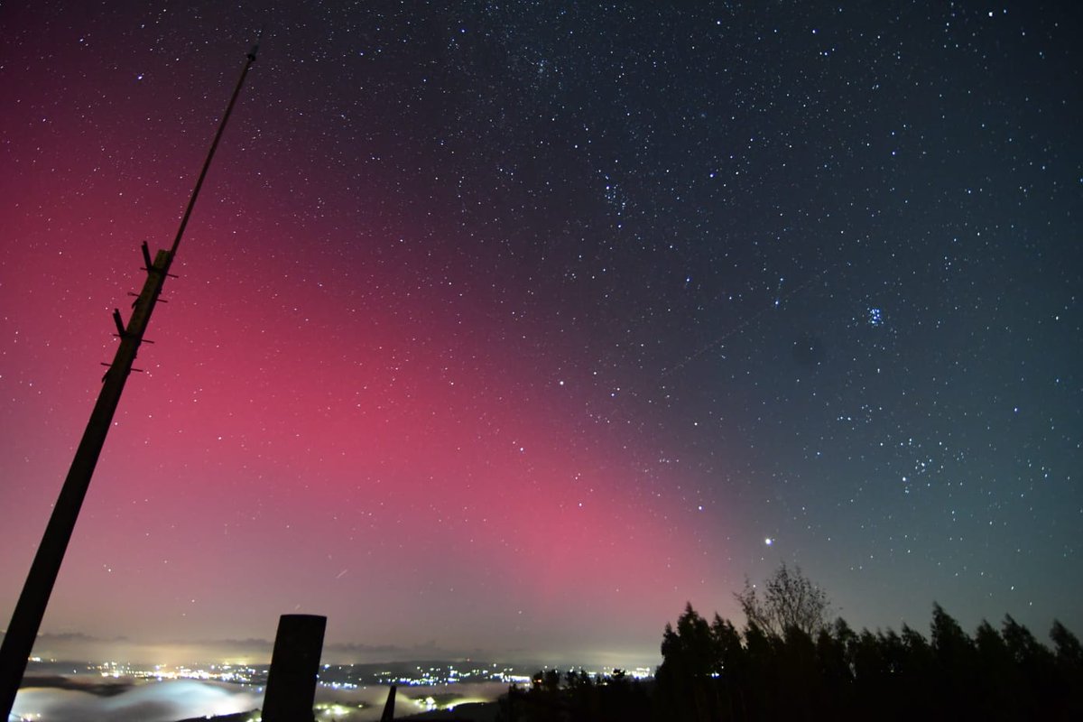 GxDRadioGalega's tweet photo. Non é o Circulo Polar Ártico. É Vila de Cruces, esta noite,
📸Extraordinarias imaxes da aurora boreal captada por JR Moire. #WhatsAppGxD 627751970 https://t.co/ABVc1rNXYW