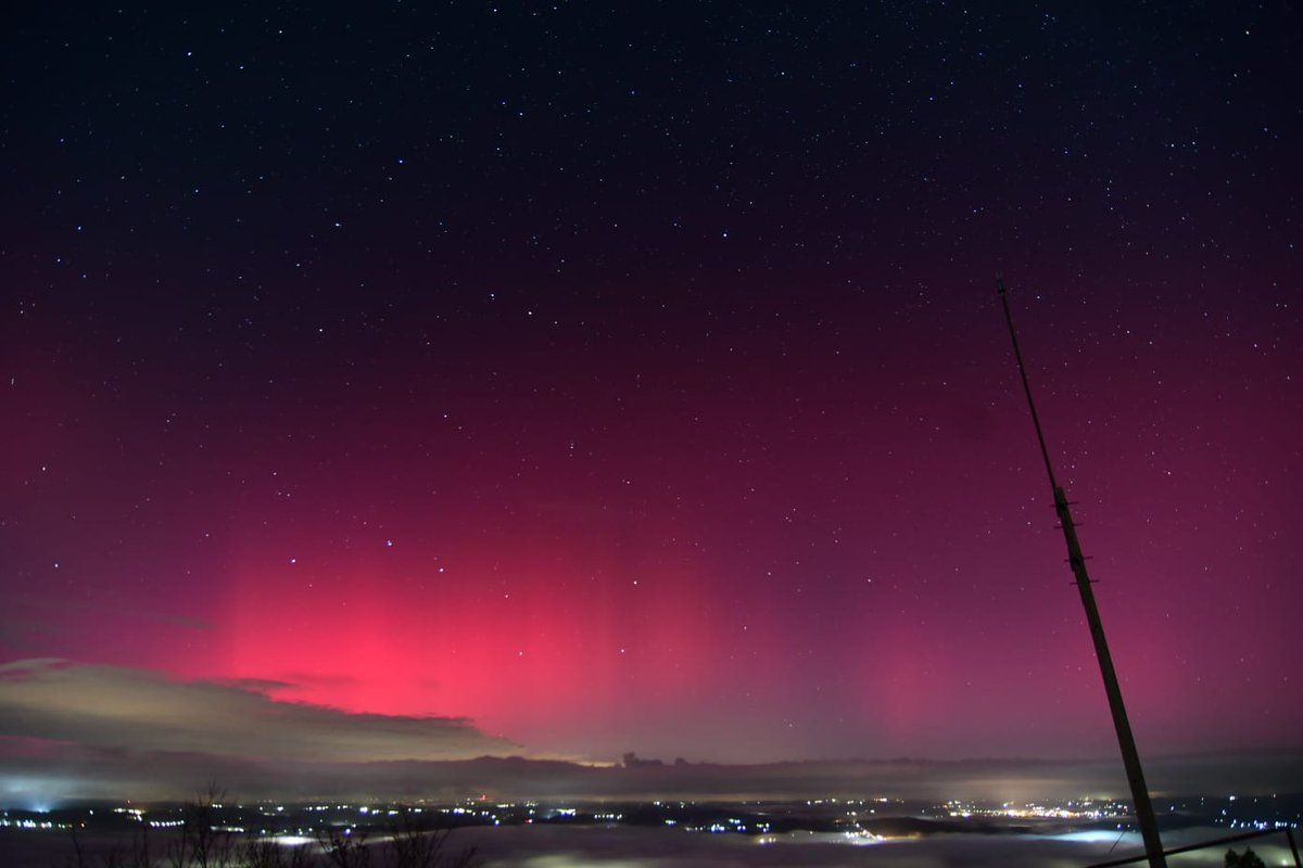 GxDRadioGalega's tweet photo. Non é o Circulo Polar Ártico. É Vila de Cruces, esta noite,
📸Extraordinarias imaxes da aurora boreal captada por JR Moire. #WhatsAppGxD 627751970 https://t.co/ABVc1rNXYW