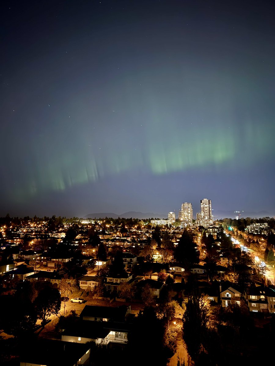 michaelespiritu's tweet photo. #northernlights #Auroraborealis seen above Vancouver,BC on Oct 10, 1024 at around 09:30pm. Such a magnificent sighting. https://t.co/n9Q9SXFv1Y