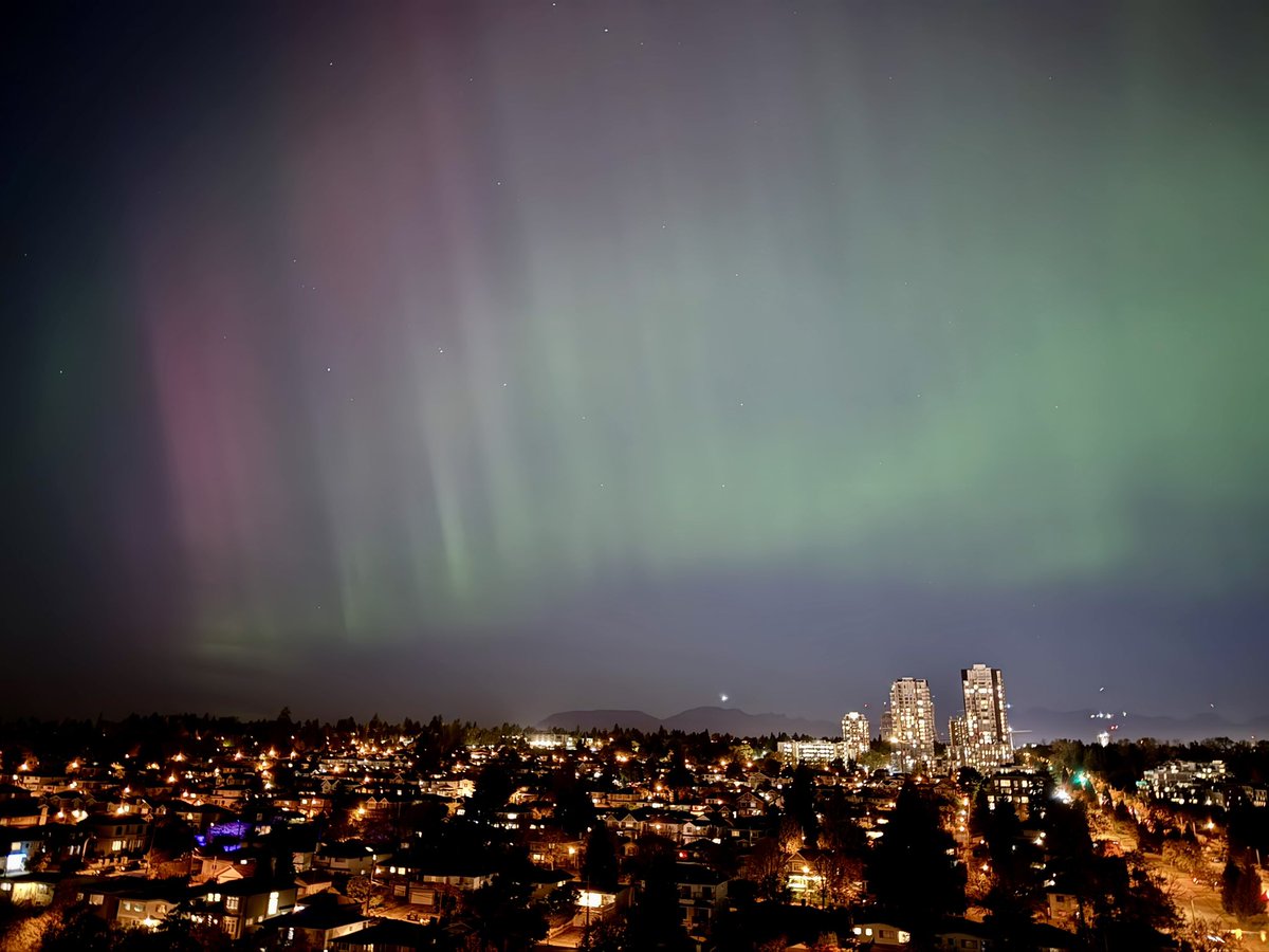 michaelespiritu's tweet photo. #northernlights #Auroraborealis seen above Vancouver,BC on Oct 10, 1024 at around 09:30pm. Such a magnificent sighting. https://t.co/n9Q9SXFv1Y
