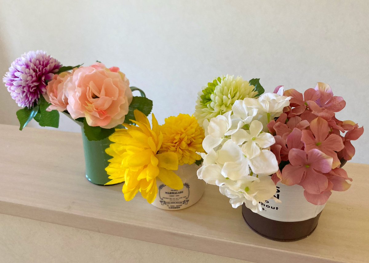 お墓参り用の造花がたくさん出てきました。
（百均のね）
1年くらい保管してたけど、使わなかったのでアレンジに。
パッと見、本物の花と変わらないですね。
造花でもあるだけで、部屋の空気が華やかに✨️