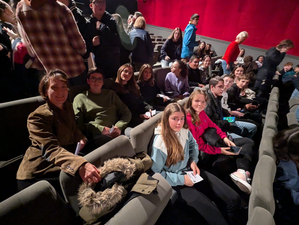 Collège Molière 79 (@79moliere) on Twitter photo Grâce au pass culture, nos élèves de 3eme sont allés voir La Vague au théâtre de #Thouars. Une belle opportunité pour travailler le français, l’histoire et l’emc autour d’un sujet essentiel : la naissance du totalitarisme <a href="/EcloreThouars79/">Éclore Thouars</a> <a href="/Delphine_E_Roux/">Delphine Roux</a> <a href="/DSDEN79/">DSDEN Deux-Sèvres</a> <a href="/acpoitiers/">Académie de Poitiers</a> Grâce au pass culture, nos élèves de 3eme sont allés voir La Vague au théâtre de #Thouars. Une belle opportunité pour travailler le français, l’histoire et l’emc autour d’un sujet essentiel : la naissance du totalitarisme <a href="/EcloreThouars79/">Éclore Thouars</a> <a href="/Delphine_E_Roux/">Delphine Roux</a> <a href="/DSDEN79/">DSDEN Deux-Sèvres</a> <a href="/acpoitiers/">Académie de Poitiers</a>