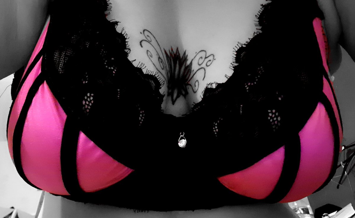 Y a longtemps mais je suis toujours là 😀

Je vous souhaite un bon #vendrediseins mes ptits chats 🐱 
Love ❤️ 
#BBWomen #ssbbw #libertine #encouple #heureuse #loveyourbody #boobs #grosseinsnaturels #milf #sexy 
<a href="/PartageDefiHot/">PartageDéfiHot</a> <a href="/OrgasmicGroup/">Virtual Orgasmic Group 100k 🔞</a>