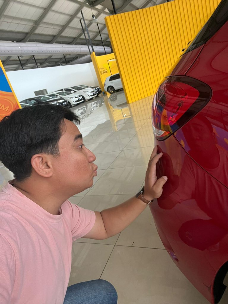 Pelik² jela jenis yang nak mencium kat tempat kerja ni..