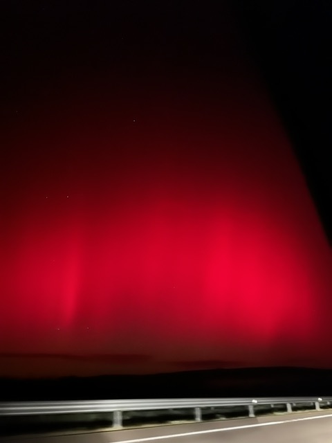 🌌 Con esta fermosa AURORA BOREAL captada en Abadín (norte de #Lugo) esta pasada noite, comezamos un venres que estará marcado polo achegamento dunha borrasca e polas chuvias intermitentes, por momentos intensas.

Se tedes fotos de auroras, envía!

📸 Vacaline S.L