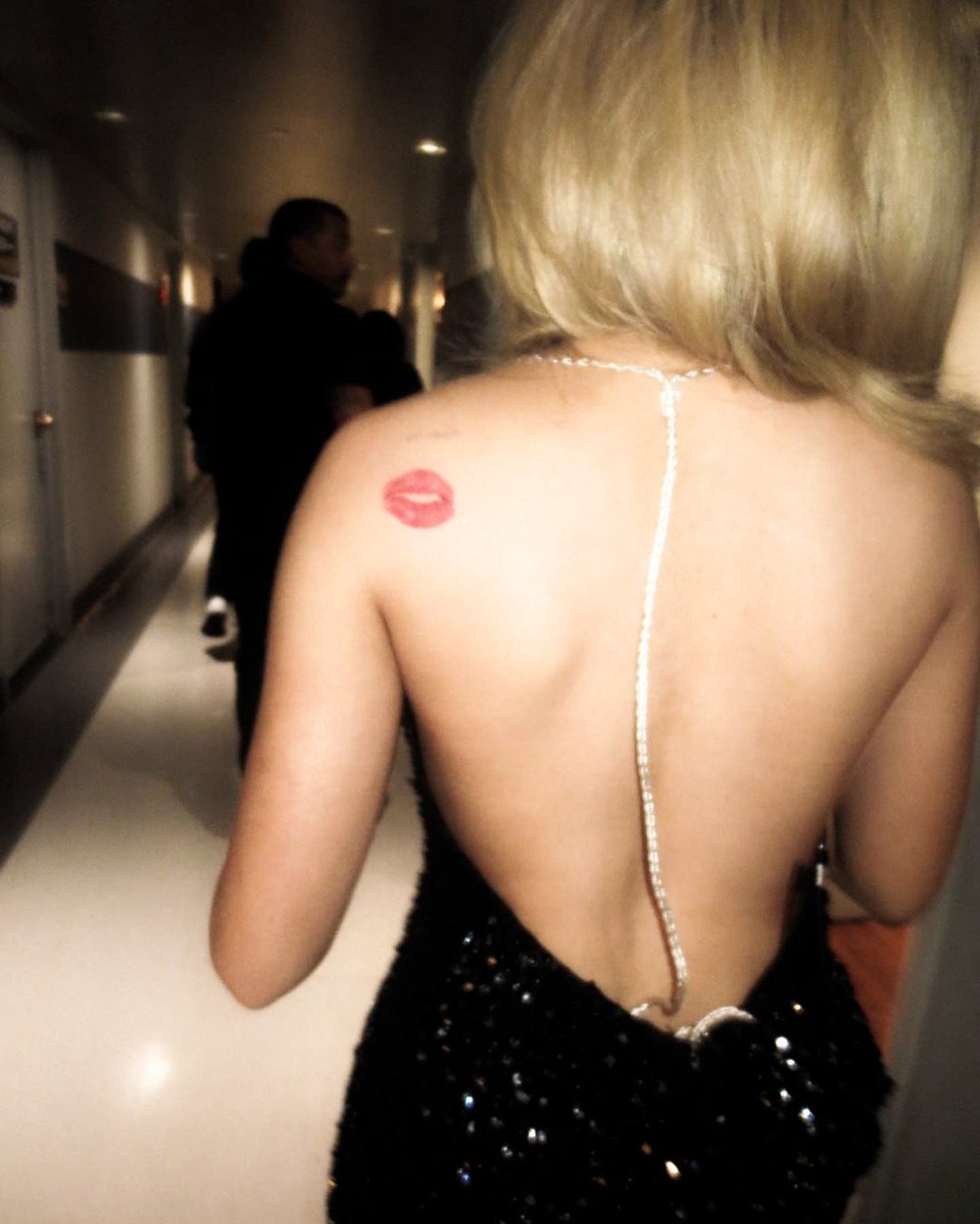 ㅤ
💄👠,  𝗧𝗵𝗲 𝗧𝗼𝗻𝗶𝗴𝗵𝘁 𝗦𝗵𝗼𝘄.
Walking  through  these  backstage halls
with  my  heart   racing,   dressed  in  this
sparkly number and a playful kiss on my
shoulder— definitely feels like a night to
remember. Who’s ready to tuning in and
catch the performance?  💋
ㅤ