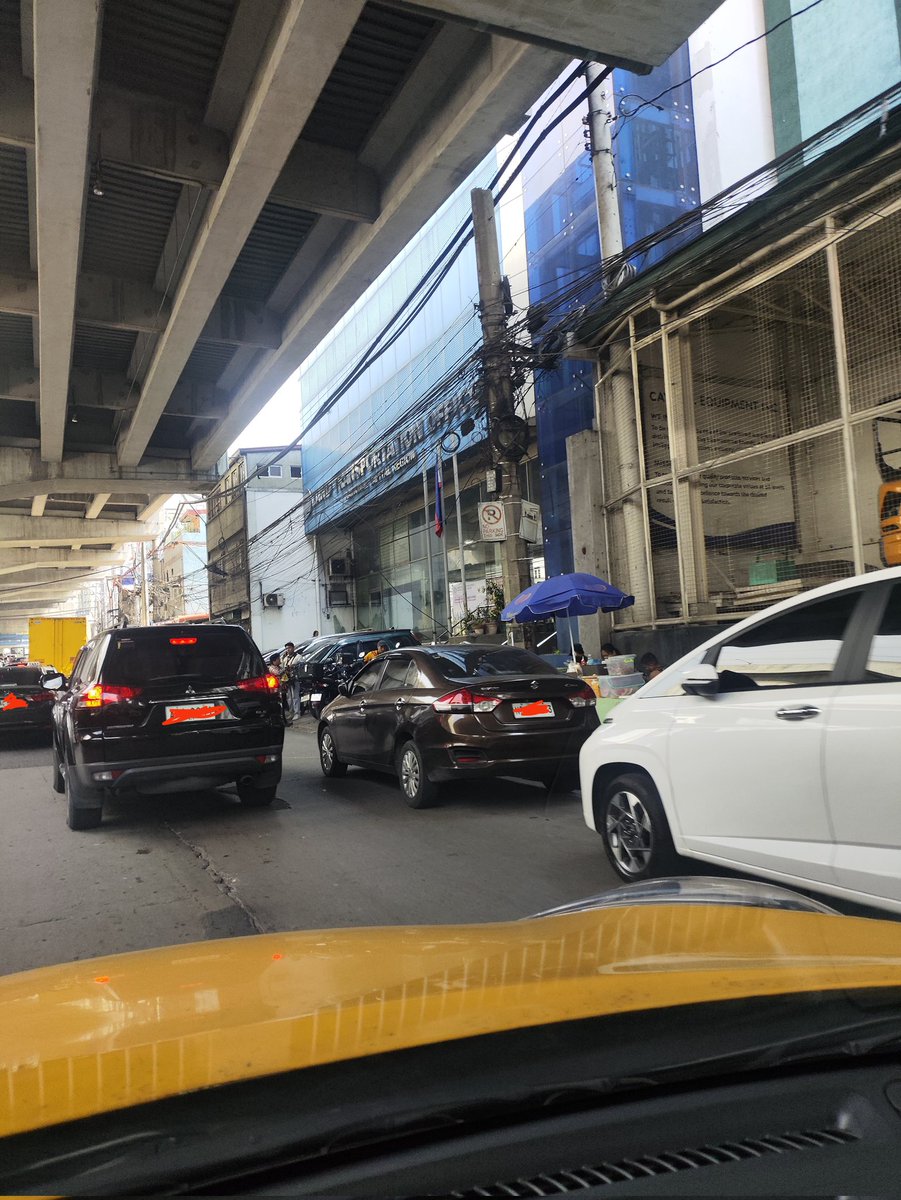 How ironic, 
LTO office (Southbound C3 near Q. Ave) 

Nakasulat na No Parking, yet naka park lahat ng cars (white and blue car on the lower right picture) and fishball cart!

Side walk is already used as parking slot too! 

Its really creating such huge traffic.

Kumakatok <a href="/MMDA/">Official MMDA</a>