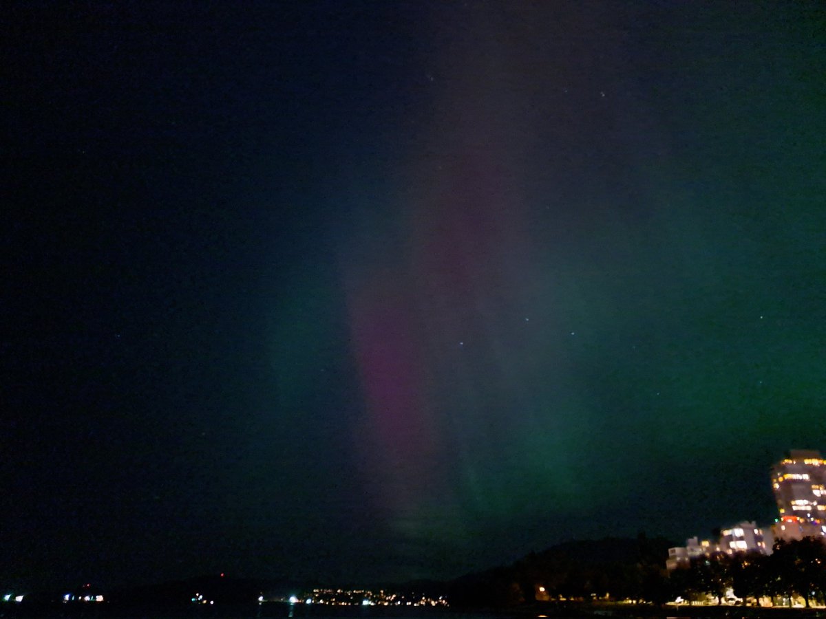 mkt_van's tweet photo. I finally witnessed #Aurora #Auroraborealis #Vancouver #yvr https://t.co/TL04ddLakj