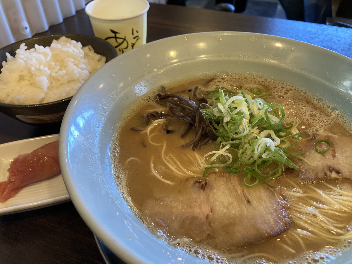 HiromuscleC's tweet photo. また琵琶湖朝マズメ(不発)からの滋賀ラーメン開拓、というわけで訪れた草津の真咲雄さん。
のうとんと明太子ご飯を注文。極細ストレート麺にちょっと臭い系の濃厚豚骨スープが絡む、本格博多ラーメンでした。食べた後にやたら喉が渇く…
畑と民家に囲まれたのどかなお店です https://t.co/QSlozO8JFJ