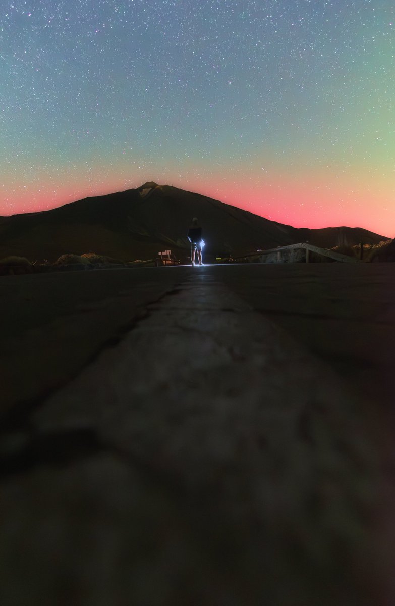 La vida me ha dado otra oportunidad de disfrutar de este espectáculo desde mi lugar favorito del mundo. 
Aurora desde el Parque Nacional del Teide.
11.10.2024