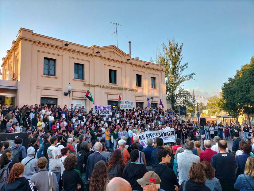 Després de la concentració, com podeu seguir solidaritzant-vos amb #8MilMotius?

📝 Adhereix-te al manifest i comparteix-lo: tuit.cat/V1eoW

💸 Fes una aportació econòmica: ES22 3025 0014 0114 0011 6518

✊ Organitza't a <a href="/HoraBruixaStc/">Hora Bruixa</a> i seguim lluitant pel feminisme!