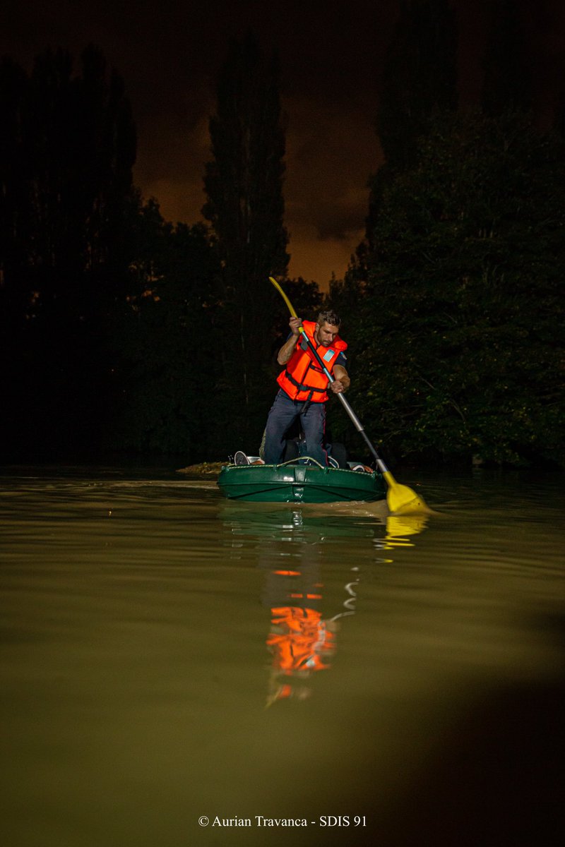 #Inondations | Les sapeurs-#pompiers du <a href="/sdis91/">Sapeurs-pompiers 91</a> sont toujours pleinement mobilisés notamment sur les secteurs de Longjumeau et de Villebon-sur-Yvette.
Évacuations, reconnaissances, pompages… tout est mis en œuvre.

Limitez vos déplacements. Restez en sécurité. 
📸 <a href="/sdis91/">Sapeurs-pompiers 91</a>
