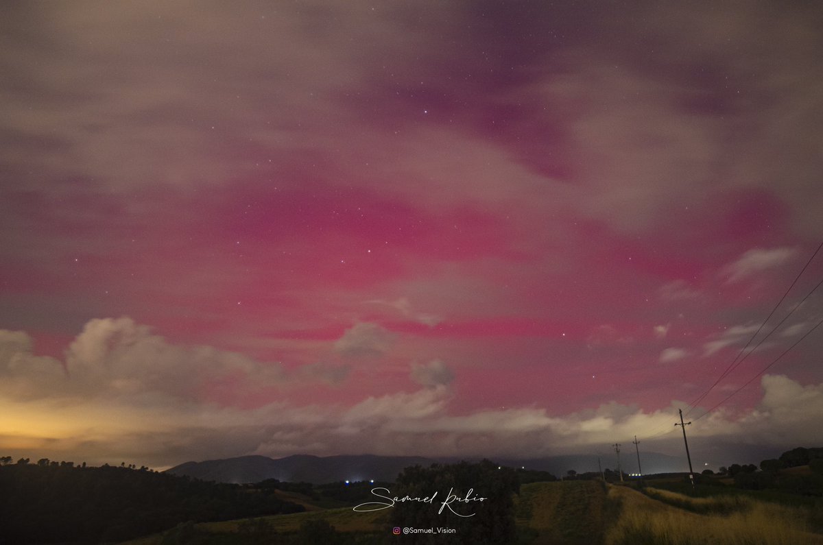 samuel_re's tweet photo. Naturaleza en estado puro en forma de Aurora Boreal en España 💚❤️💚❤️💚

#Aquilatierra #AuroraBorealis @aquilatierratve https://t.co/oj3cUOnKl2