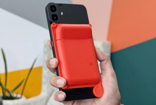 bahubalireturns's tweet photo. this thing cries "MAI GAREEB HU" from every angle...
why make such a plasticy card holder CMF?
#cmf1 #nothing #accessories #cmf #jigra #apple #magsafe #cardholder https://t.co/7uopG0NaoM