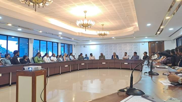 DinkarKV's tweet photo. It was an honour and privilege to take a lead in organising an event to celebrate #WorldMentalHealthDay along with business leaders, HR leaders and professionals in Tech. 
Gratitude to @ShashiTharoor Ji for engaging with the community on #WorkplaceWellbeing 

#WMHD2024 #WMHD https://t.co/ni6UJ1f3xR