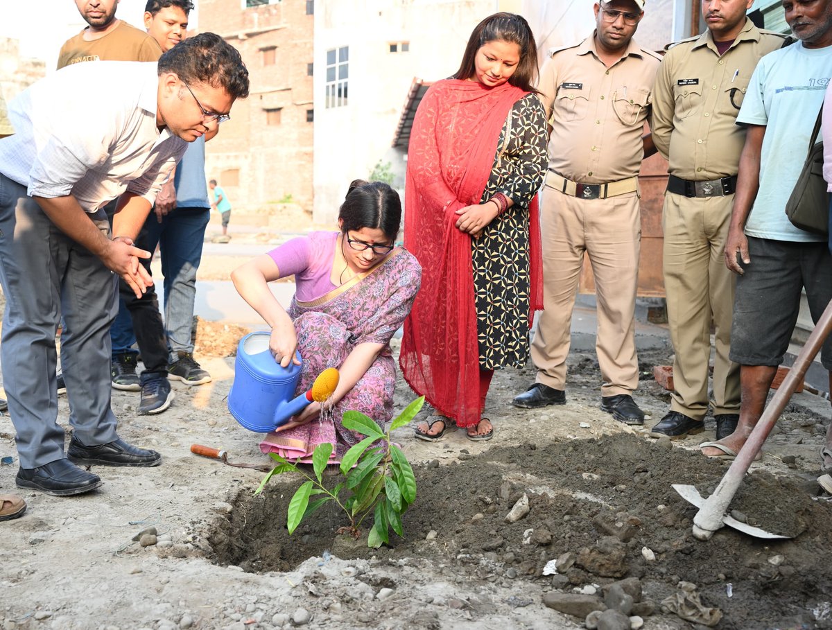 MKathgodam's tweet photo. Visit by DM Mrs. Vandana Singh in Cowshed 1- Cowshed in Rajpura Haldwani and 2- Cowshed in Haldoochod Haldwani and do the Plantation and saw the cow's condition and said we all have to do the worship of cow because it is our religion . https://t.co/pw0GjQq4Zq
