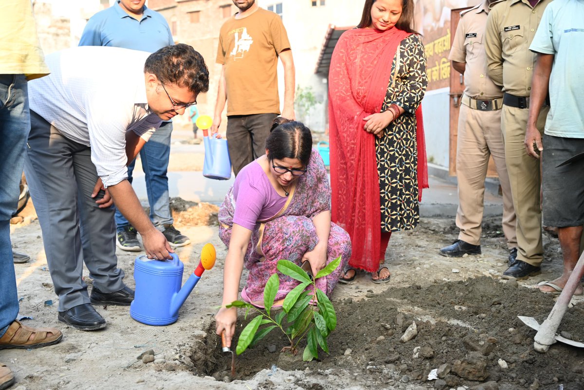 MKathgodam's tweet photo. Visit by DM Mrs. Vandana Singh in Cowshed 1- Cowshed in Rajpura Haldwani and 2- Cowshed in Haldoochod Haldwani and do the Plantation and saw the cow's condition and said we all have to do the worship of cow because it is our religion . https://t.co/pw0GjQq4Zq