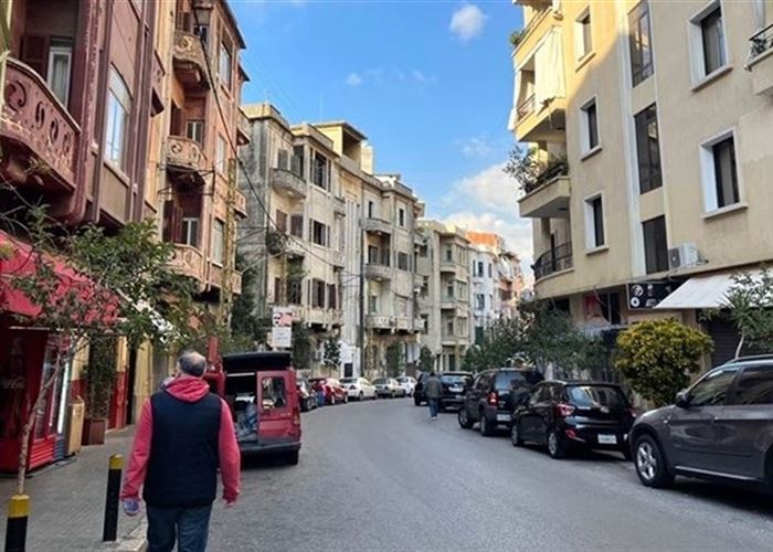 Lübnanlıyım, köken olarak Türküm, Lübnan'da doğdum ve yaşadım ama her zaman memleketim Türkiye'yi ziyaret etmenin hayalini kurdum.
Beyrut'ta Zuqaq Blat denilen bölgede yaşıyorum,Geçmişte sokaklarında yürürken kendimizi İstanbul'un ara sokaklarından birindeymiş gibi hissediyorduk