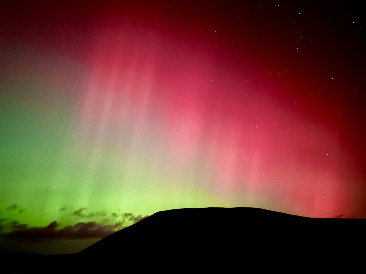ontopoftheocean's tweet photo. Right place, right time. An explosion of colour above Pen y fan last night.

#bbcweatherwatchers #aurora #aurorawales #northernlights https://t.co/URPNCWcYRn