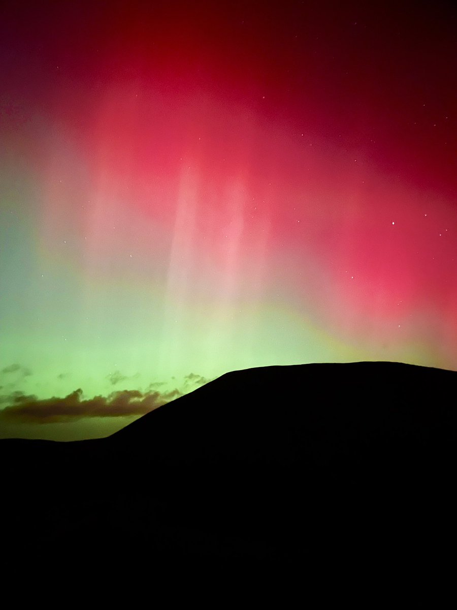 ontopoftheocean's tweet photo. Right place, right time. An explosion of colour above Pen y fan last night.

#bbcweatherwatchers #aurora #aurorawales #northernlights https://t.co/URPNCWcYRn