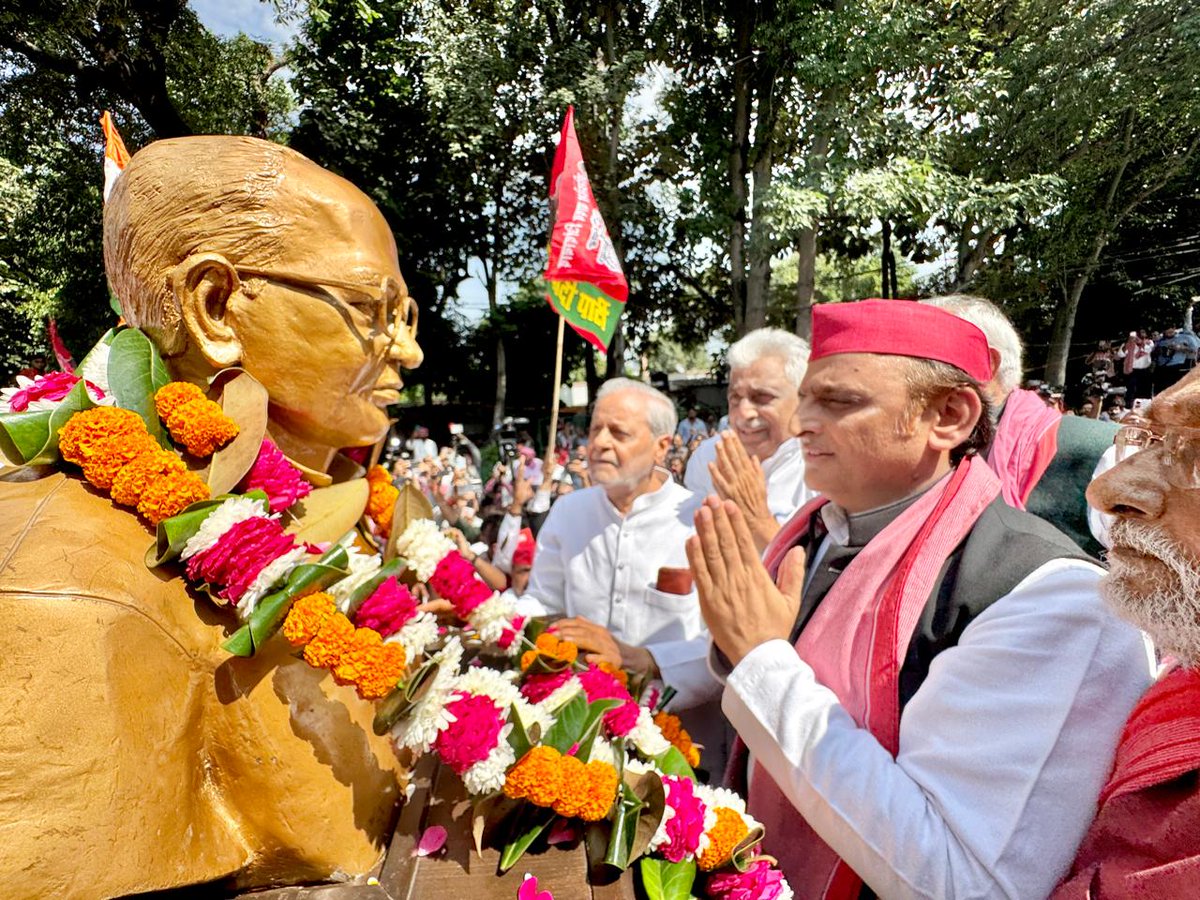 samajwadiparty's tweet photo. तानाशाही से नहीं डरते हैं समाजवादी !

माननीय राष्ट्रीय अध्यक्ष श्री अखिलेश यादव जी ने स्व. जय प्रकाश नारायण जी की जयंती पर उनकी प्रतिमा पर माल्यार्पण कर श्रद्धासुमन अर्पित किए।

लोकनायक जय प्रकाश नारायण जी अमर रहें, समाजवाद जिंदाबाद ! https://t.co/nN57OJQ7Ny