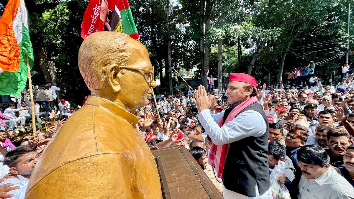 samajwadiparty's tweet photo. तानाशाही से नहीं डरते हैं समाजवादी !

माननीय राष्ट्रीय अध्यक्ष श्री अखिलेश यादव जी ने स्व. जय प्रकाश नारायण जी की जयंती पर उनकी प्रतिमा पर माल्यार्पण कर श्रद्धासुमन अर्पित किए।

लोकनायक जय प्रकाश नारायण जी अमर रहें, समाजवाद जिंदाबाद ! https://t.co/nN57OJQ7Ny