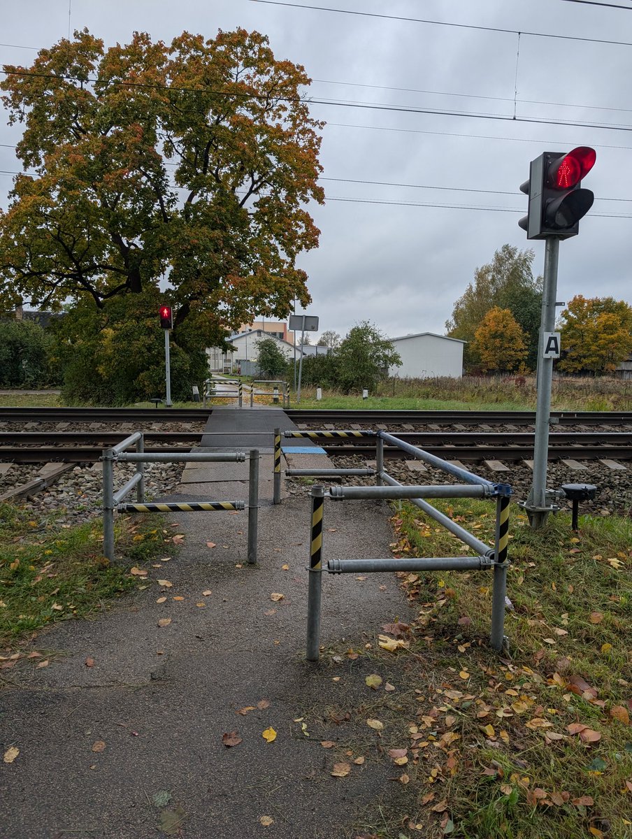 Šitā konstrukcija man čakarē ērtāko velomaršrutu uz dārziņu. Nav iespējams tur izgrozīties ar velopiekabi 😠