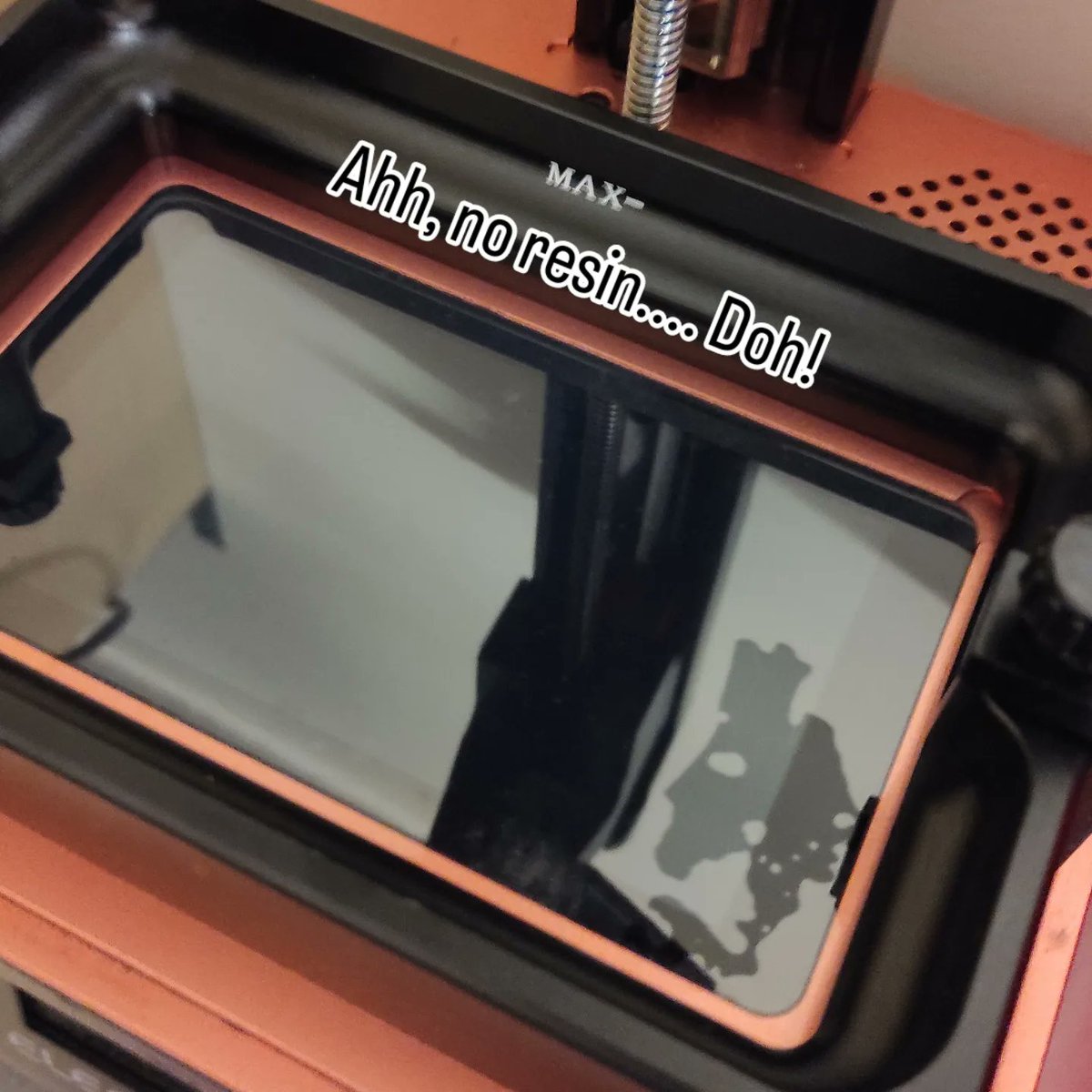 DibsYard's tweet image. Photo 1: The result of an hour and a half printing this morning.
.
Photo 2: The reason why. No resin. I did not full it back up after doing the FEP change a couple of weeks ago.
.
#printingfail #3dprintingfail #3dresinprintingfail