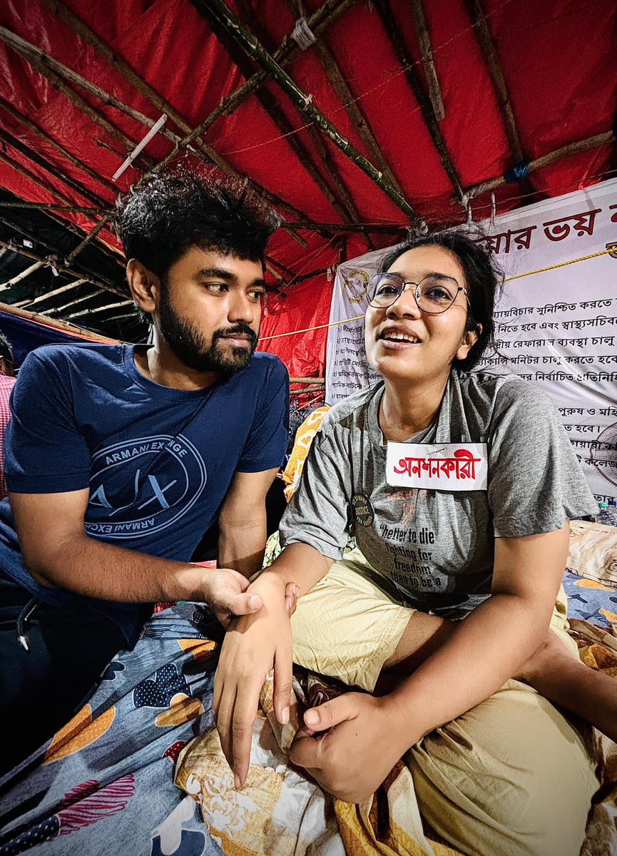 Dr. Debashis Halder Da (PGT Anaesthesia MCK) got recently married to Dr. Snigdha Hazra (SR Oncology MCK). This is their first #DurgaPuja 🙂 Dada has been one of the main voices of this protest since Day 1 and Didi has been on indefinite Hunger Strike for over 130 hours now 😓
