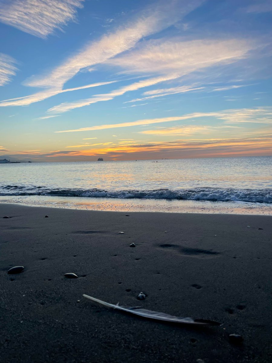 Alguien perdió la esperanza de volar, sin darse cuenta, que aún estando despierto seguía teniendo esas ganas de soñar, sanando con el pasar del tiempo decidió vivir y tener mil historias que contar …