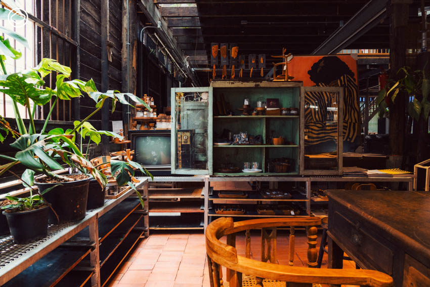 readthecloud's tweet image. คอลัมน์ #RePlace พามาดูเบื้องหลังการเปลี่ยนแปลงของโรงกลึงอู่หลียุ่นเชียง อายุร่วมร้อยปีในย่าน #ตลาดน้อย กลายมาเป็น #VanichHouse คาเฟ่สุดเก๋ที่เกิดขึ้นระหว่างปรับปรุงบ้าน โดยมี กาจ-กาจวิศว์ ริเริ่มวนิชย์ ผู้เป็นทั้งสถาปนิกผู้ออกแบบและเจ้าของบ้าน
readthecloud.co/vanich-house/