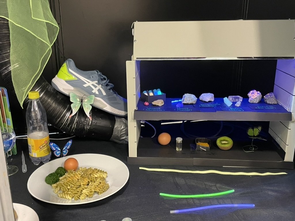 Victor Gray (@drvic2r) on Twitter photo Having a blast at #SciFest showing some everyday glowy stuff with many curious and engaged school children! <a href="/uppsalauni/">Uppsala universitet</a> <a href="/chem_angstrom/">Department of Chemistry - Ångström</a> Having a blast at #SciFest showing some everyday glowy stuff with many curious and engaged school children! <a href="/uppsalauni/">Uppsala universitet</a> <a href="/chem_angstrom/">Department of Chemistry - Ångström</a>