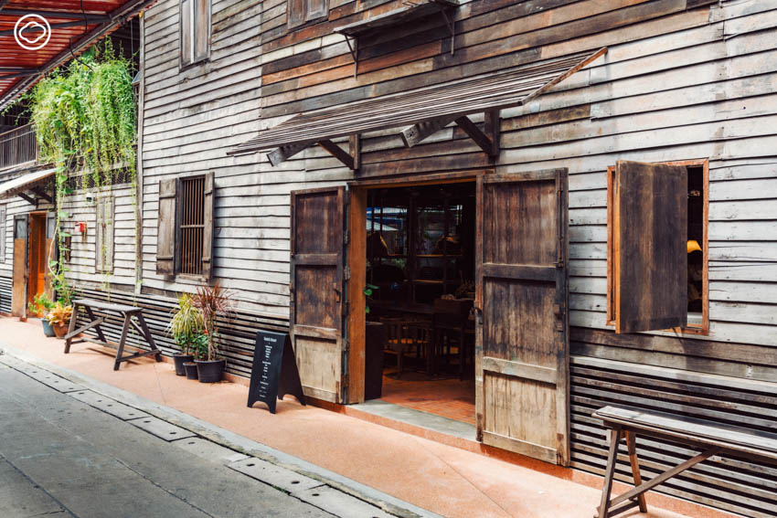 readthecloud's tweet image. คอลัมน์ #RePlace พามาดูเบื้องหลังการเปลี่ยนแปลงของโรงกลึงอู่หลียุ่นเชียง อายุร่วมร้อยปีในย่าน #ตลาดน้อย กลายมาเป็น #VanichHouse คาเฟ่สุดเก๋ที่เกิดขึ้นระหว่างปรับปรุงบ้าน โดยมี กาจ-กาจวิศว์ ริเริ่มวนิชย์ ผู้เป็นทั้งสถาปนิกผู้ออกแบบและเจ้าของบ้าน
readthecloud.co/vanich-house/