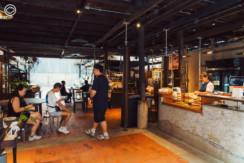 readthecloud's tweet image. คอลัมน์ #RePlace พามาดูเบื้องหลังการเปลี่ยนแปลงของโรงกลึงอู่หลียุ่นเชียง อายุร่วมร้อยปีในย่าน #ตลาดน้อย กลายมาเป็น #VanichHouse คาเฟ่สุดเก๋ที่เกิดขึ้นระหว่างปรับปรุงบ้าน โดยมี กาจ-กาจวิศว์ ริเริ่มวนิชย์ ผู้เป็นทั้งสถาปนิกผู้ออกแบบและเจ้าของบ้าน
readthecloud.co/vanich-house/