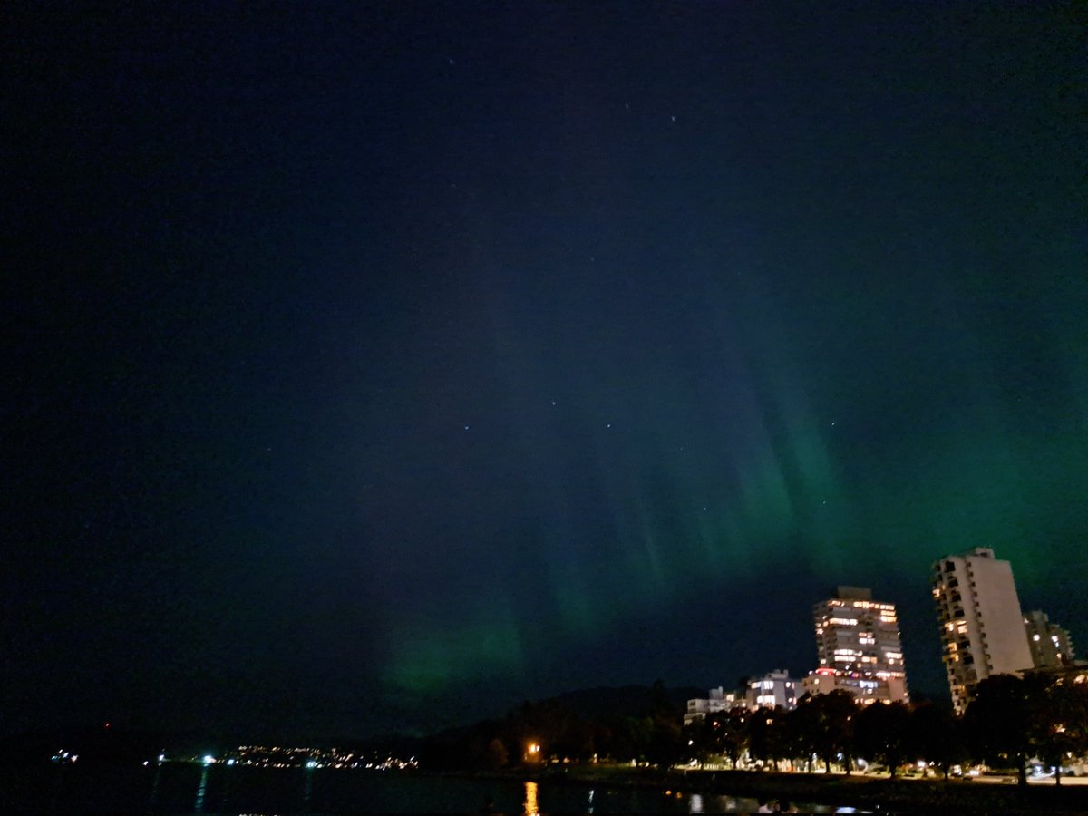 mkt_van's tweet photo. More #Aurore #AuroraBorealis #Vancouver #EnglishBay https://t.co/Jlmk7zbTYJ