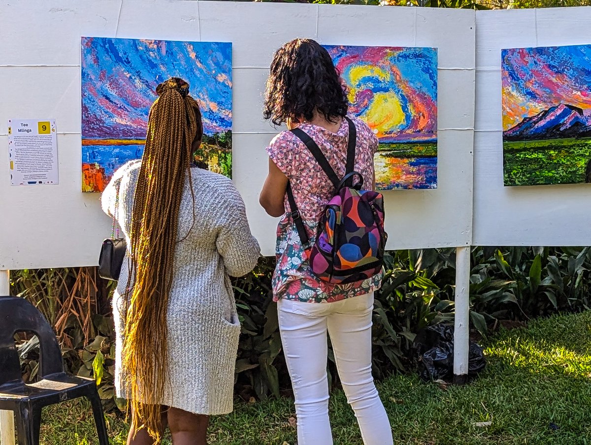 TapiwaMlinga's tweet photo. Hello, Name is Tee Mlinga,I am a Full time artist,I paint Feelings and sell Memories and dreams.  I am specialized in textured colorful art, landscape, potraits and abstracts..I also do murals ,and interior designing🖤 support an Artist https://t.co/O0yiAVTeHT