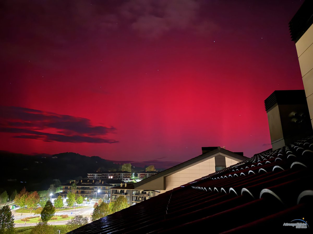 Gure astroargazkilari Iñaki Lizasok lortu du #auroren argazkia!! 👏👏👏👏 atzo 22:00etan eta  1:30etan, Hondarribin. / Nuestro astrofotógrafo Iñaki Lizaso consiguió la foto ayer en Hondarribi. A las 22.00 y a las 1.30!! #AuroresBoréales #AuroraBorealis #Aurore