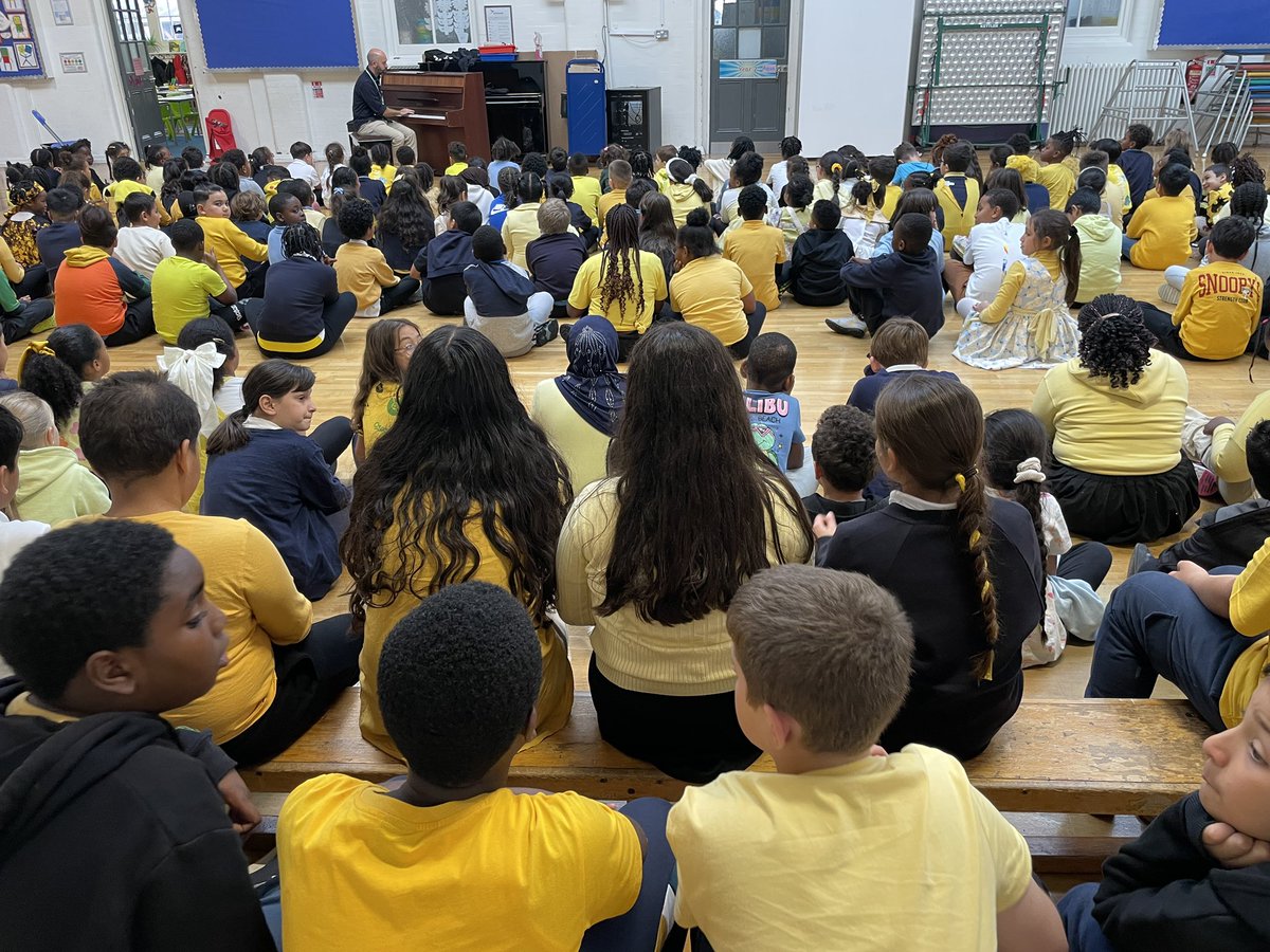 United in a sea of yellow to support #HelloYellow <a href="/YoungMindsUK/">YoungMinds</a> 💛