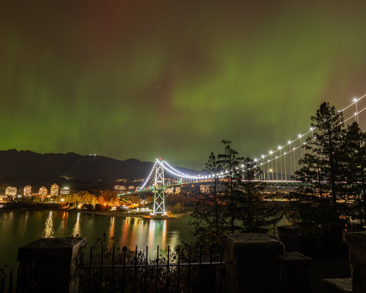 infinitegrids1's tweet photo. The recent X flares did not disappoint and finally got a better picture in this spot #infinitegrids #vancouver #northernlights @VIAwesome @GlobalBC @CTVVancouver @CBCVancouver @cbcnewsbc @DailyHiveVan https://t.co/pvsIEKPkqX